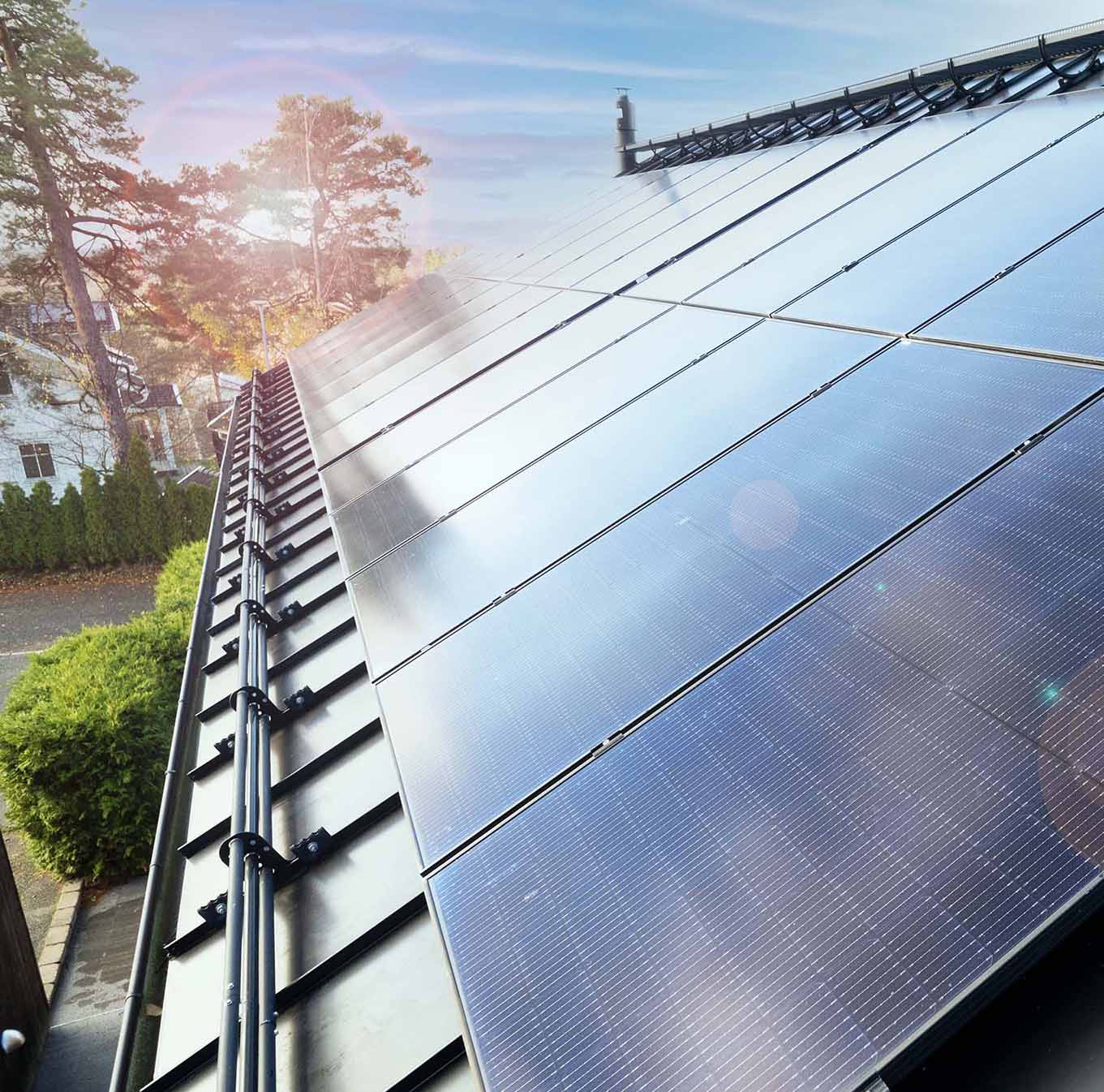 Aurinkopaneelit omakotitalon katolla