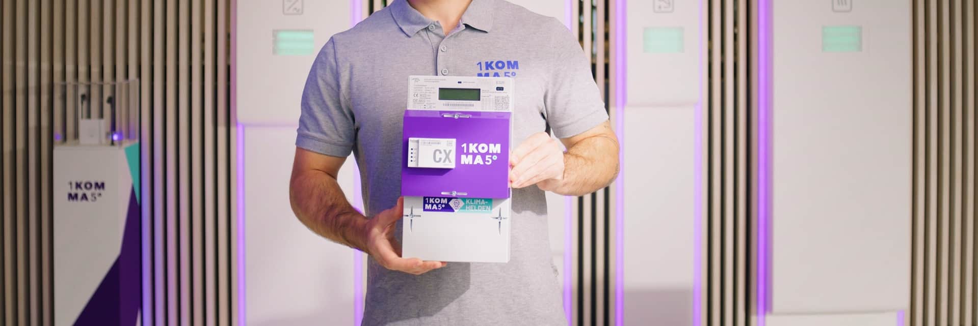 Två män installerar en solpanel från 1KOMMA5°