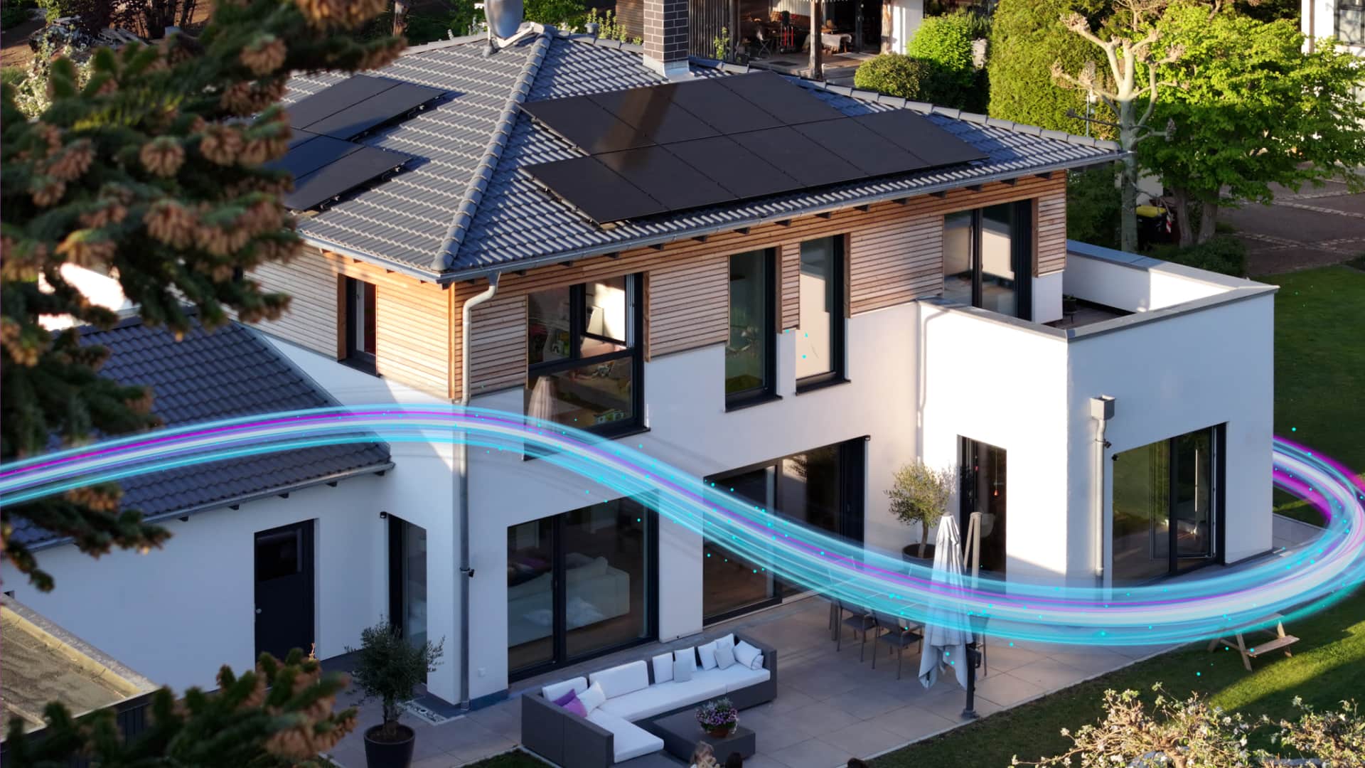 Moderni kaksikerroksinen talo, jonka katolla on aurinkopaneelit, vihreyden ympäröimänä, ja etualalla värikäs kaarimainen grafiikka.