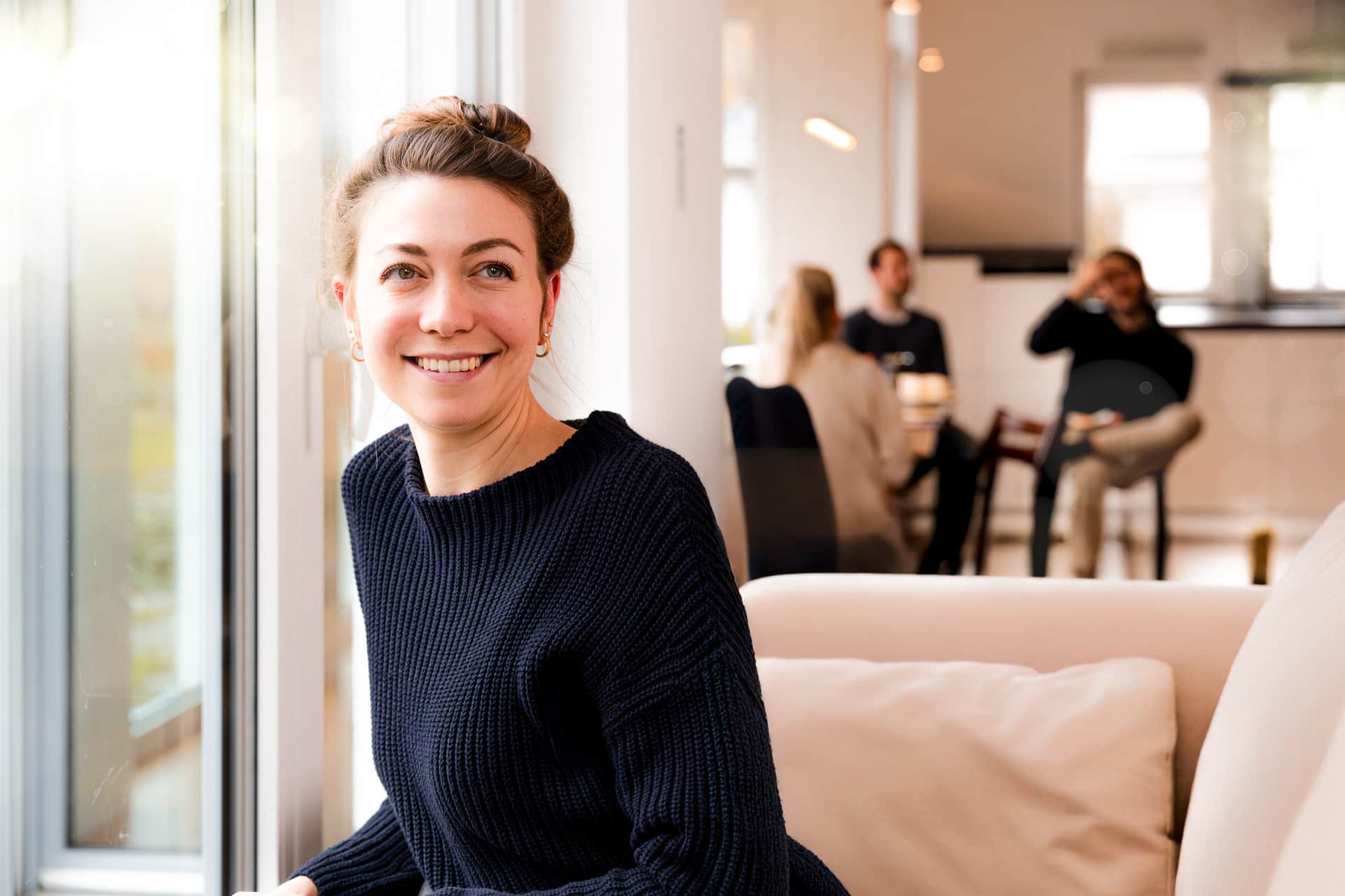 Två män installerar en solpanel från 1KOMMA5°