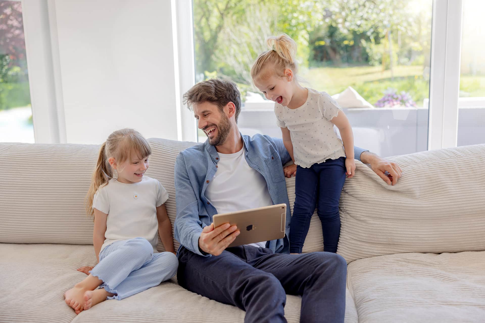 kvinna monterar solceller