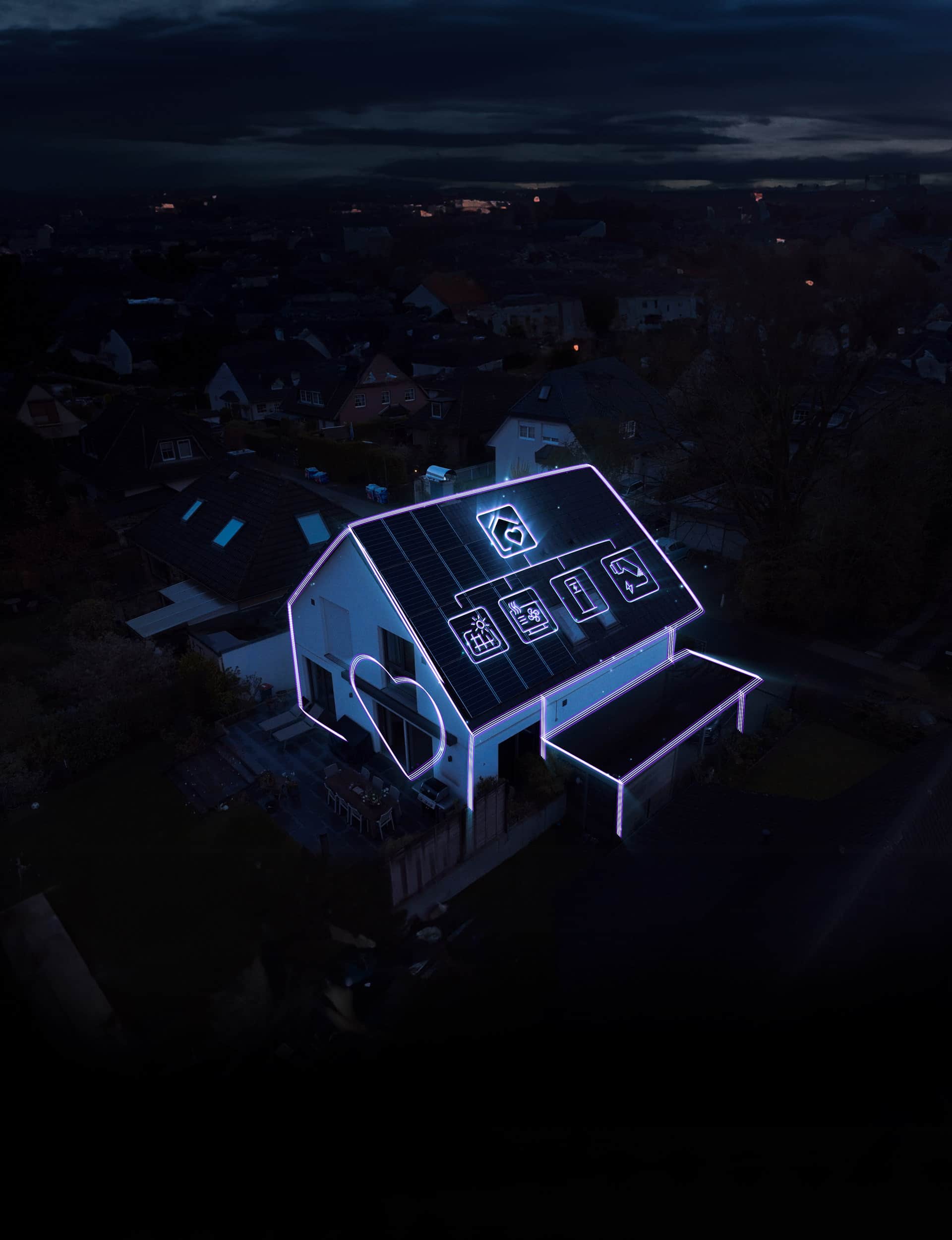 Talo yöllä, jossa on neoninsiniset ääriviivat ja kuvakkeet aurinkopaneelista, lämpöpumpusta, akkuvarastosta, auton laturista ja älykkäästä ohjauslaitteesta katolla, tumman ympäristön keskellä.