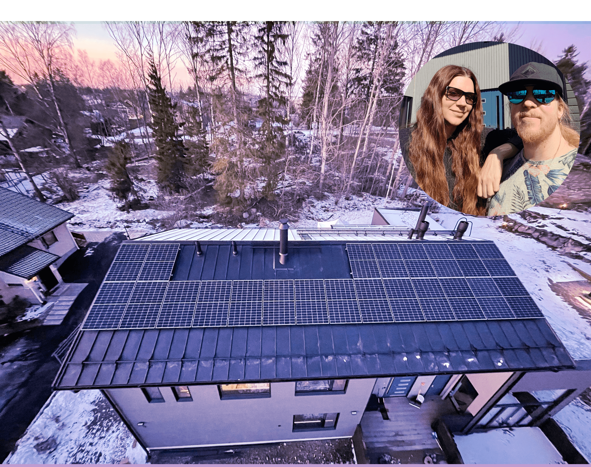 Ilmakuva modernista talosta, jonka lumipeitteisellä katolla on aurinkopaneelit, puiden keskellä auringonlaskun aikaan; upotetussa ympyrässä hymyilevä aurinkolasipariskunta.