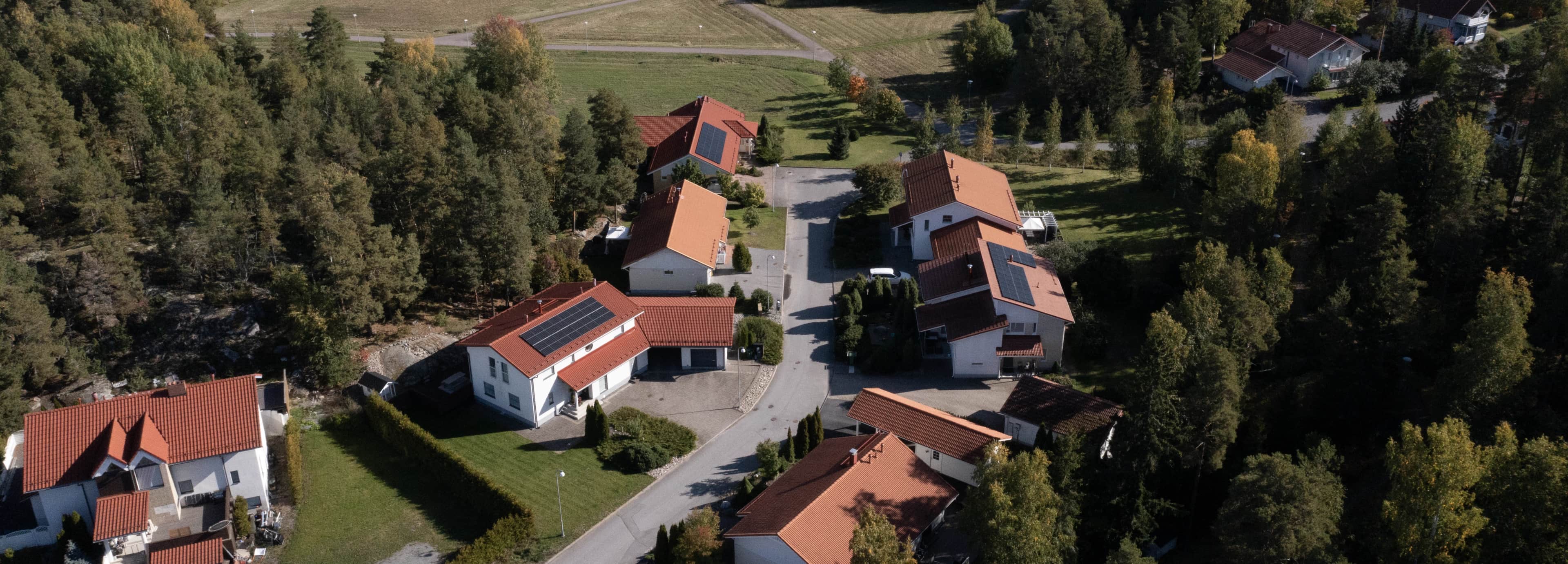 Drone-yleiskuva ryhmäasennuksesta, jossa on monta taloa