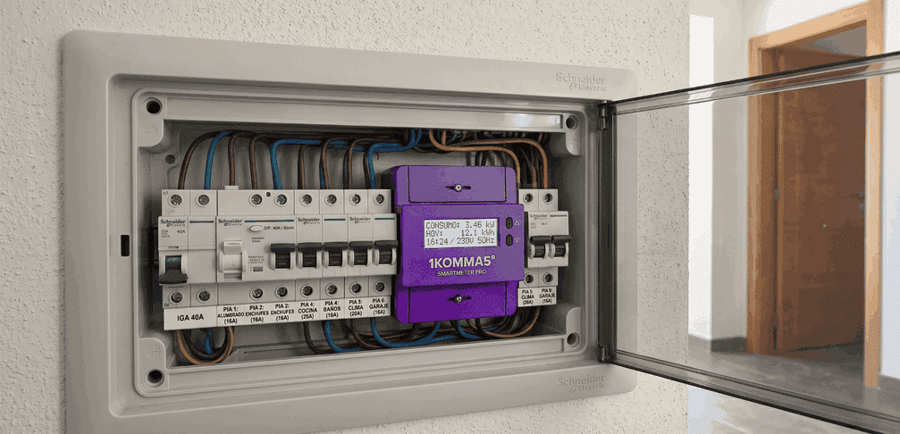 Smart Meter en el cuadro eléctrico de un cliente de 1KOMMA5º para monitorizar su instalación fotovoltaica