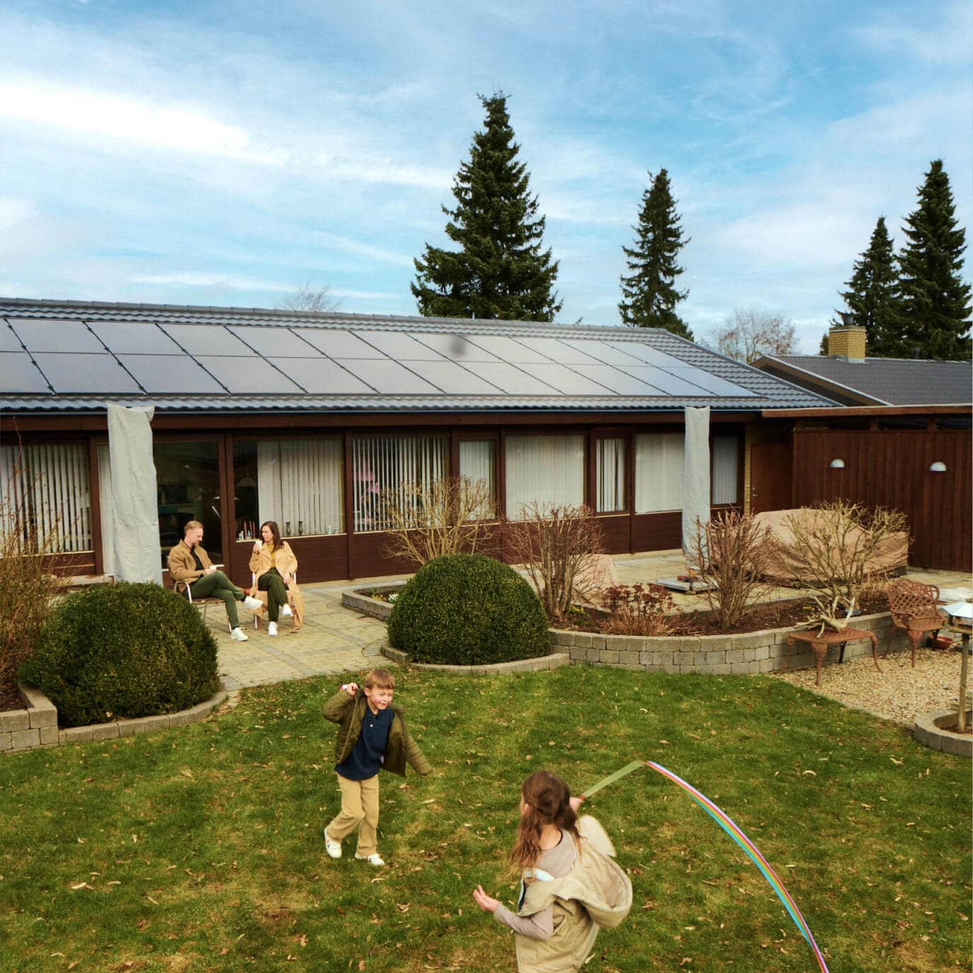 Solceller på tag og familie i have