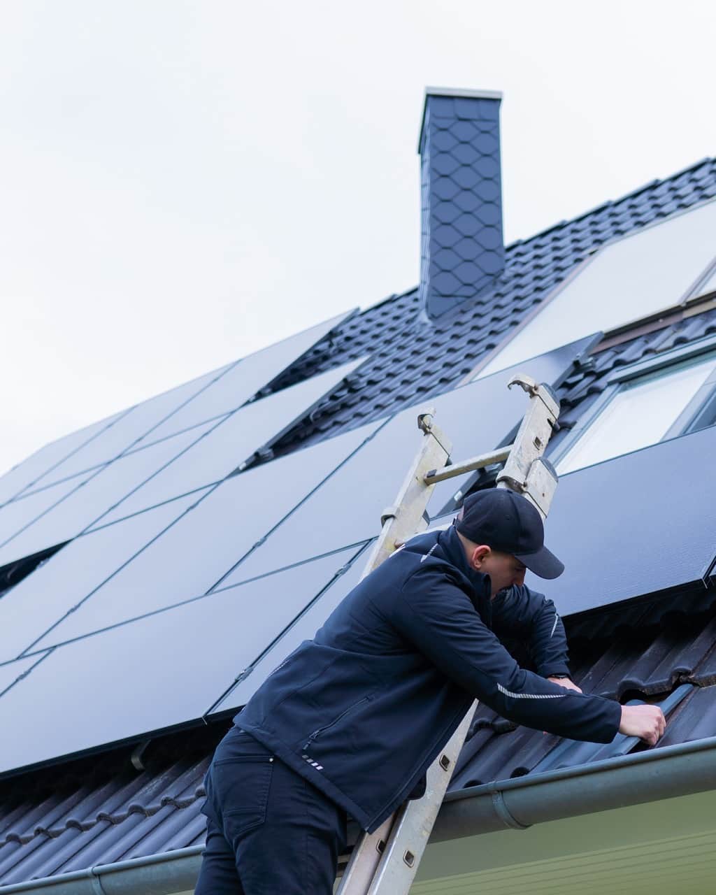Porträt eines lächelnden 1KOMMA5° Mitarbeiters in Rostock.