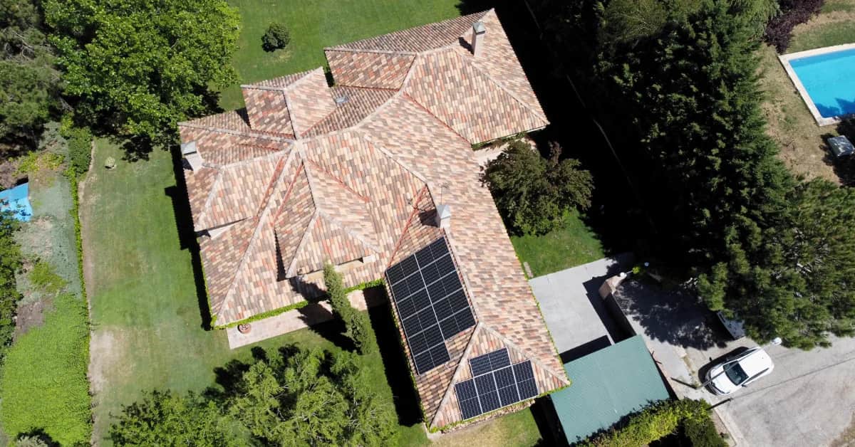 Instalación de autoconsumo solar residencial con placas solares 1KOMMA5° en Villaviciosa de Odón, Madrid.