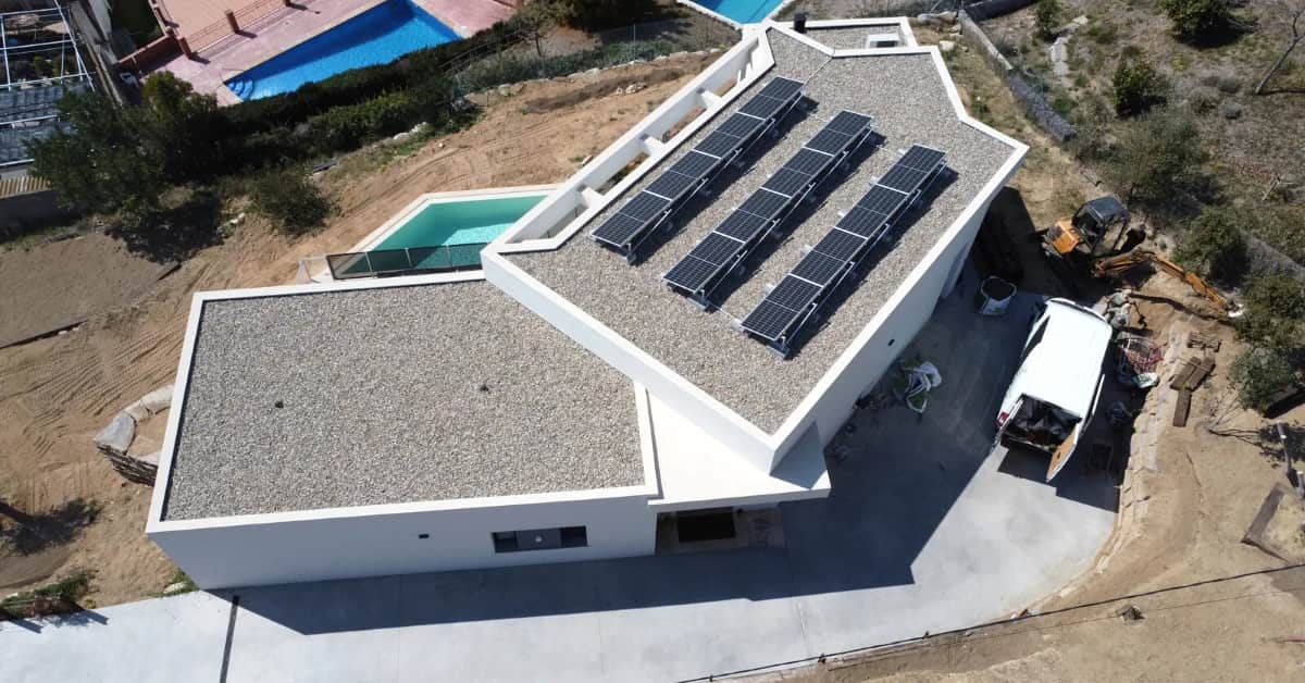 Instalación de autoconsumo solar residencial con placas solares 1KOMMA5° en Cabrils, Barcelona.