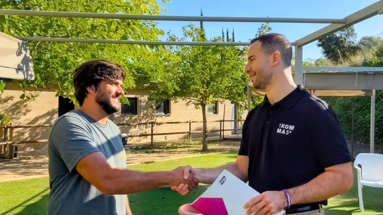Cliente de Doggos Hotel estrechando la mano con un ingeniero de 1KOMMA5° tras la instalación de un sistema solar aislado