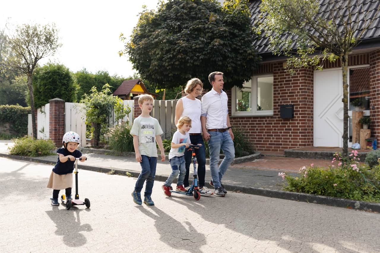 Einfamilienhaus mit installierter Solaranlage in Münster im Sommer.