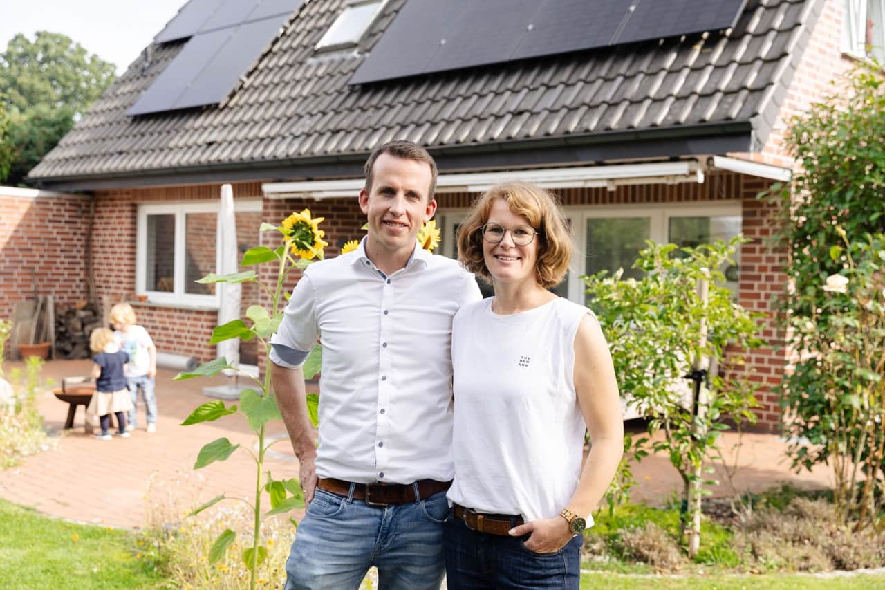 Einfamilienhaus mit Solaranlage im Grünen.