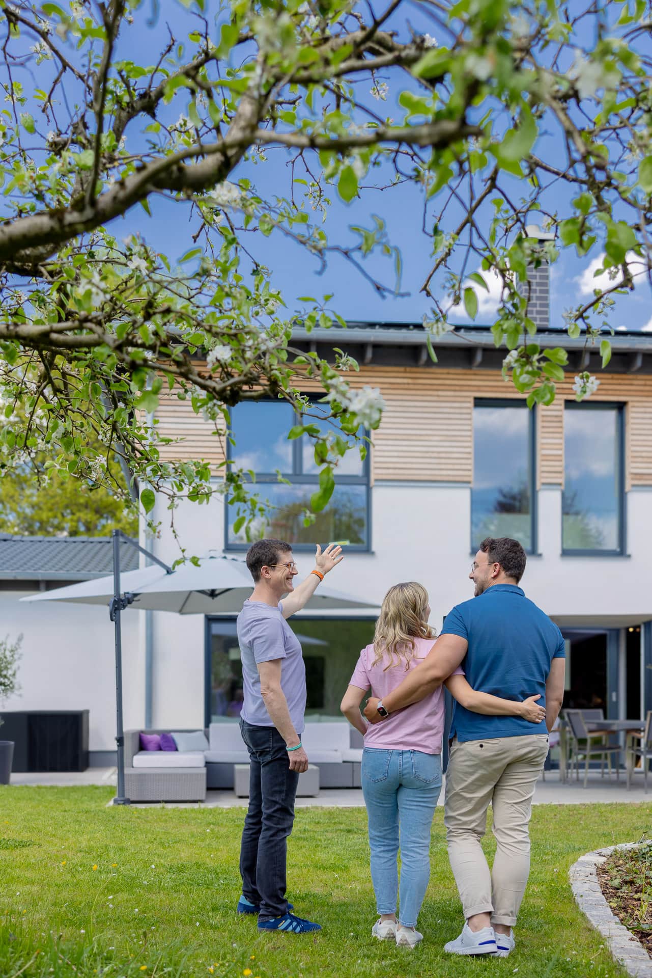 Experte begutachtet installierte Solarmodule auf einem Dach.