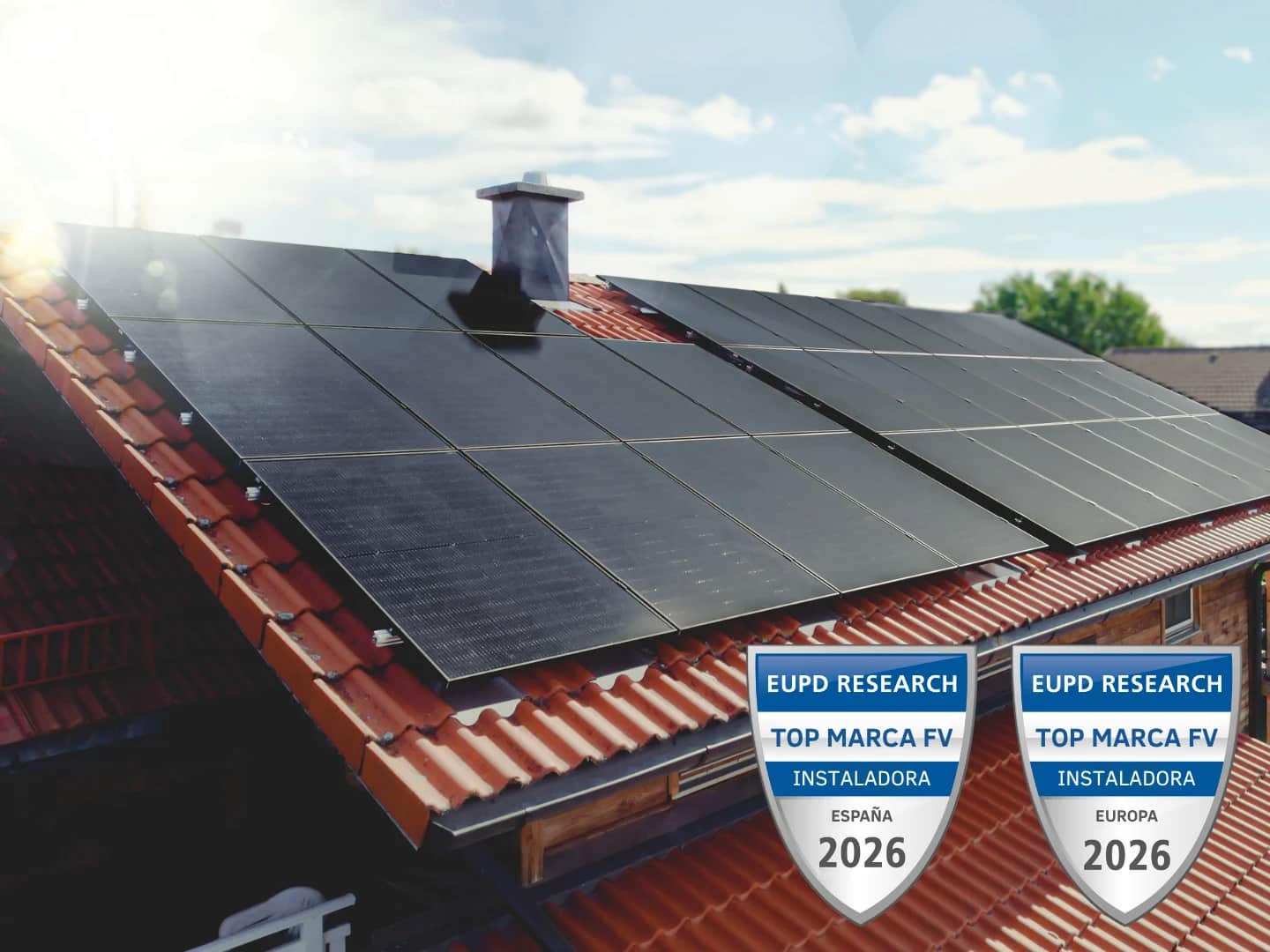 Instalación de placas solares 1KOMMA5° en el tejado de una casa moderna, listas para generar ahorro.