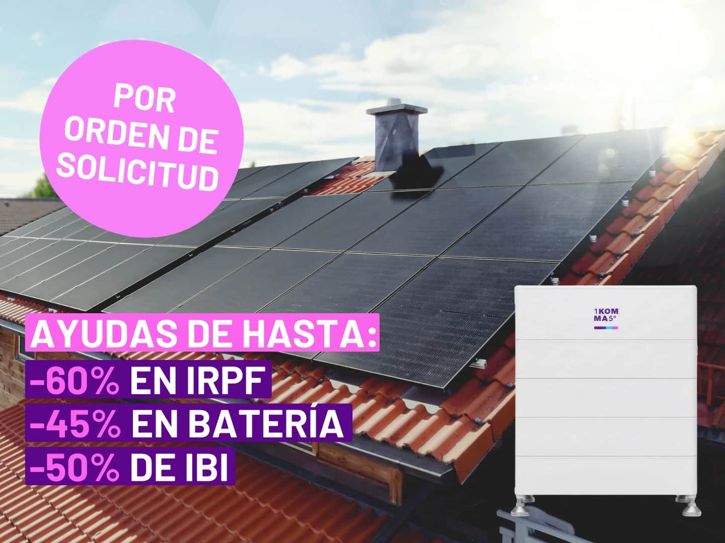 Placas solares 1KOMMA5° perfectamente instaladas en el tejado de tejas de una vivienda