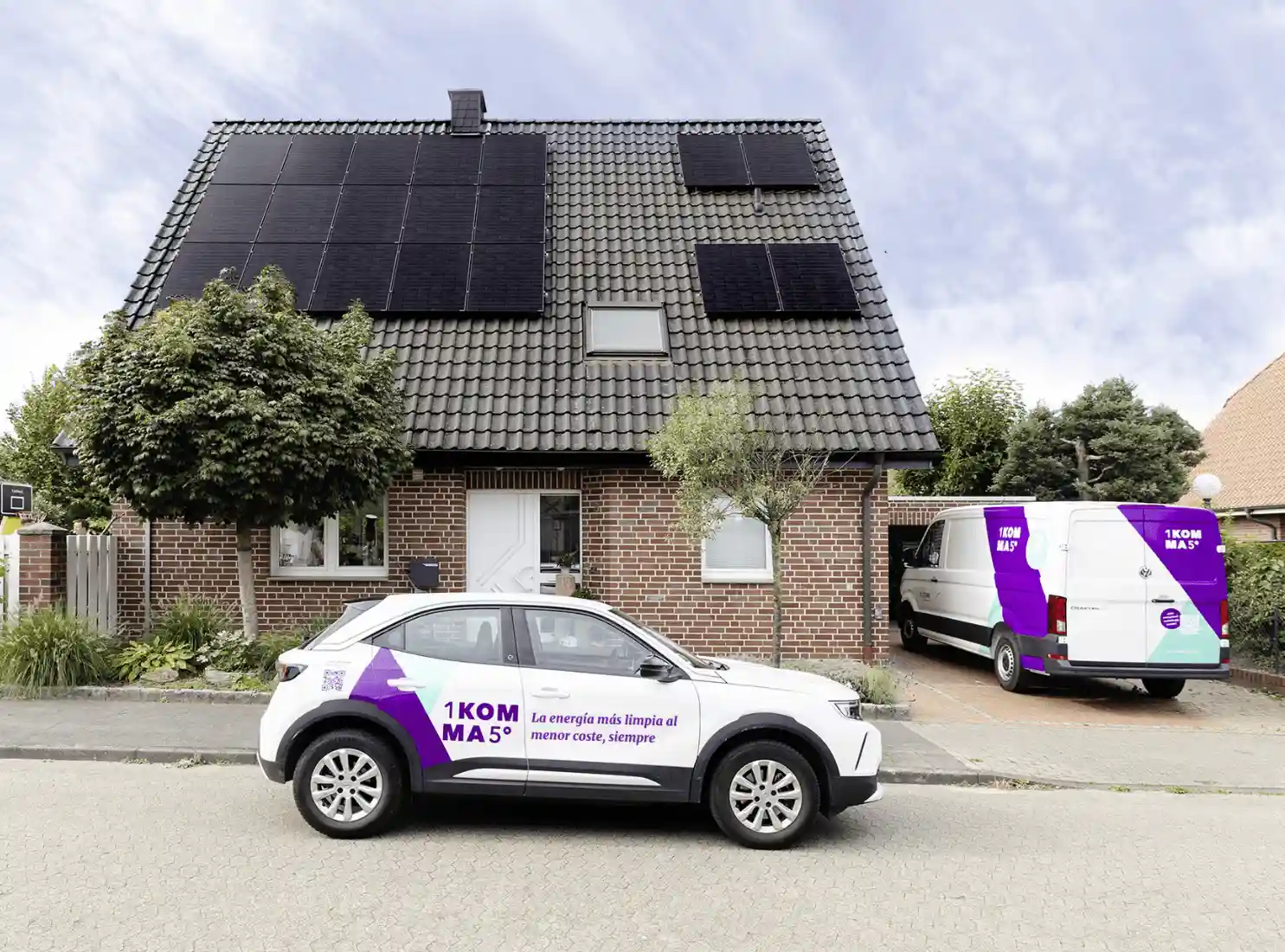 Placas solares instaladas por 1KOMMA5° en una casa.