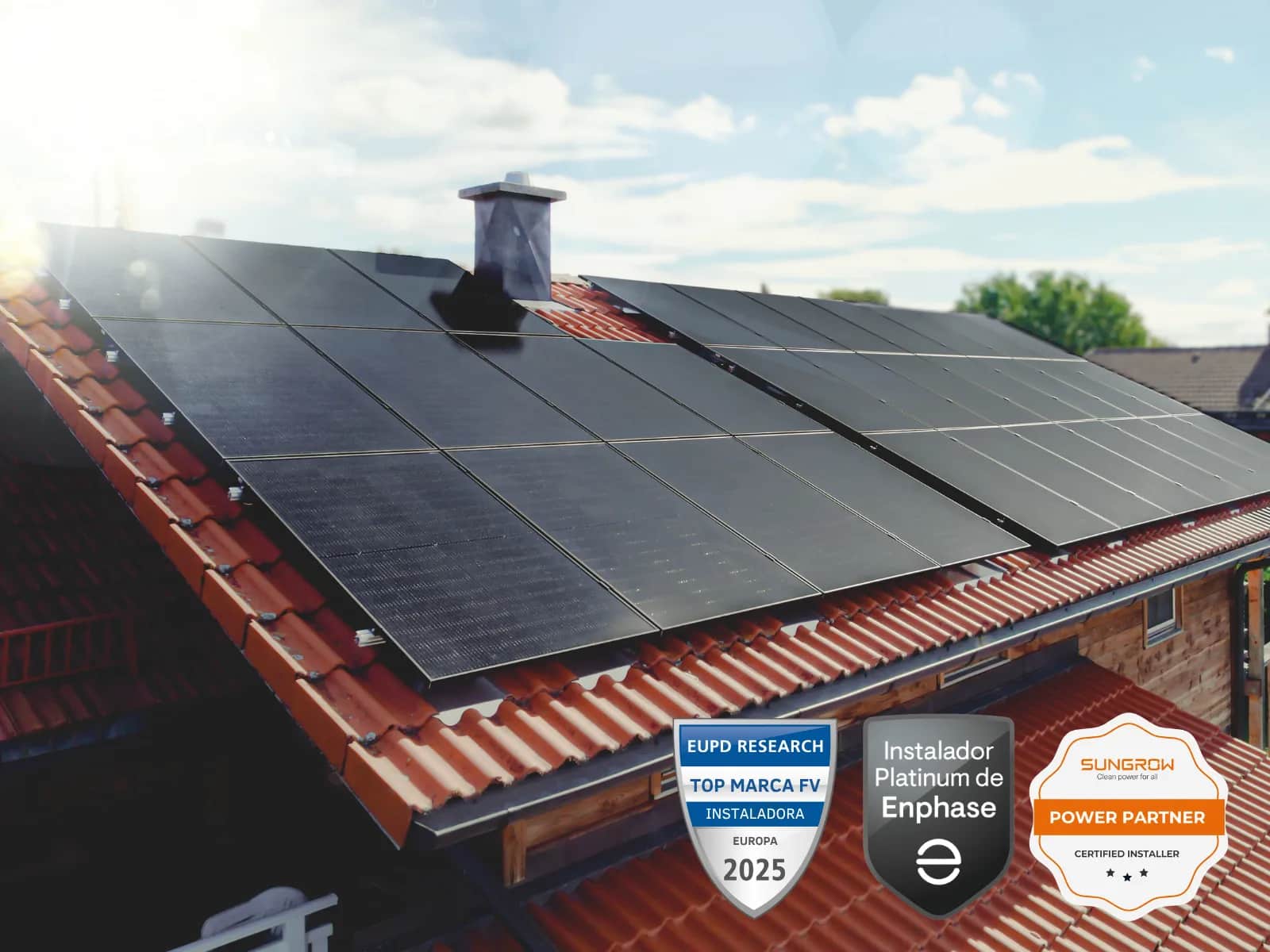 Instalación de placas solares 1KOMMA5° en el tejado de una casa moderna, listas para generar ahorro.