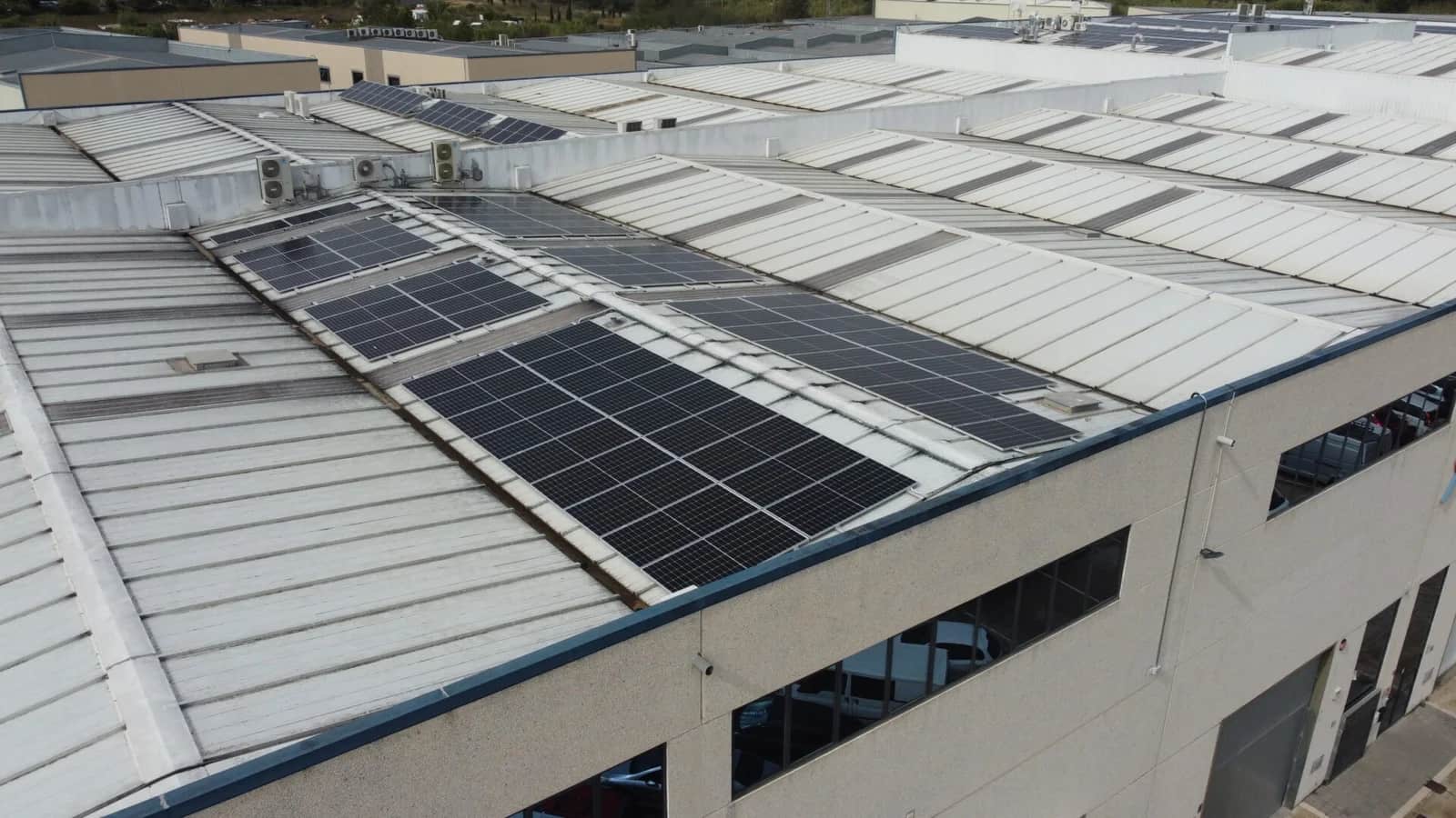 Instalación de autoconsumo solar de empresa con placas solares 1KOMMA5° en Vallecas, Madrid.