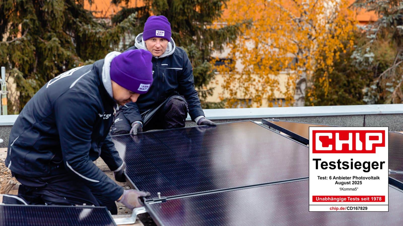 1k5 Handwerker installiert Solarmodul Chip Siegel