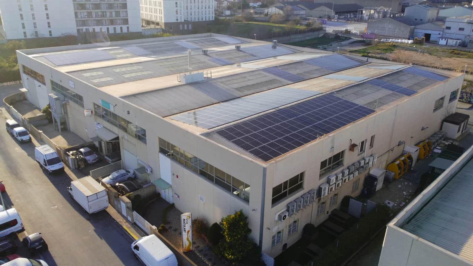 Instalación de autoconsumo solar de empresa con placas solares 1KOMMA5° en Cerdanyola del Vallés, Barcelona.