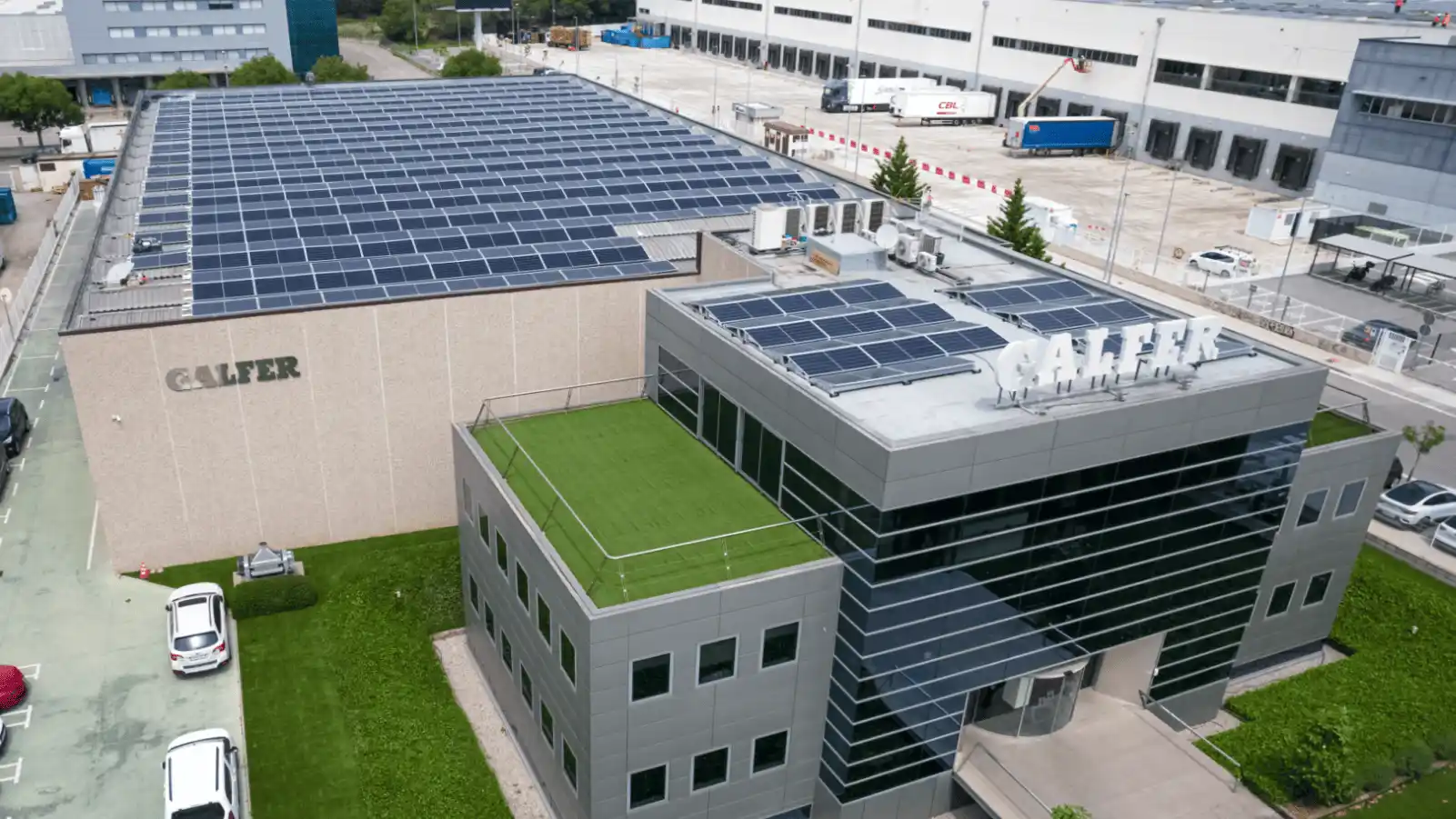 Instalación de autoconsumo solar de empresa con placas solares 1KOMMA5° en Granollers, Barcelona.