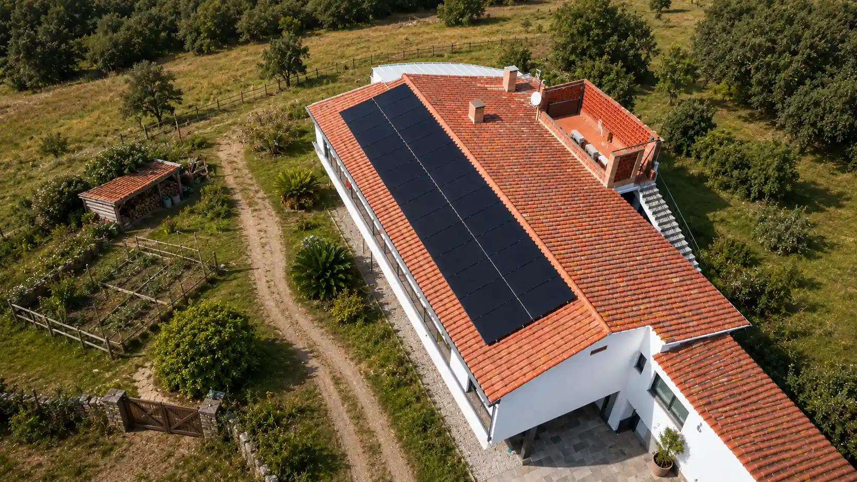 Instalación solar aislada de 1KOMMA5 en casa de campo sin conexión a red eléctrica