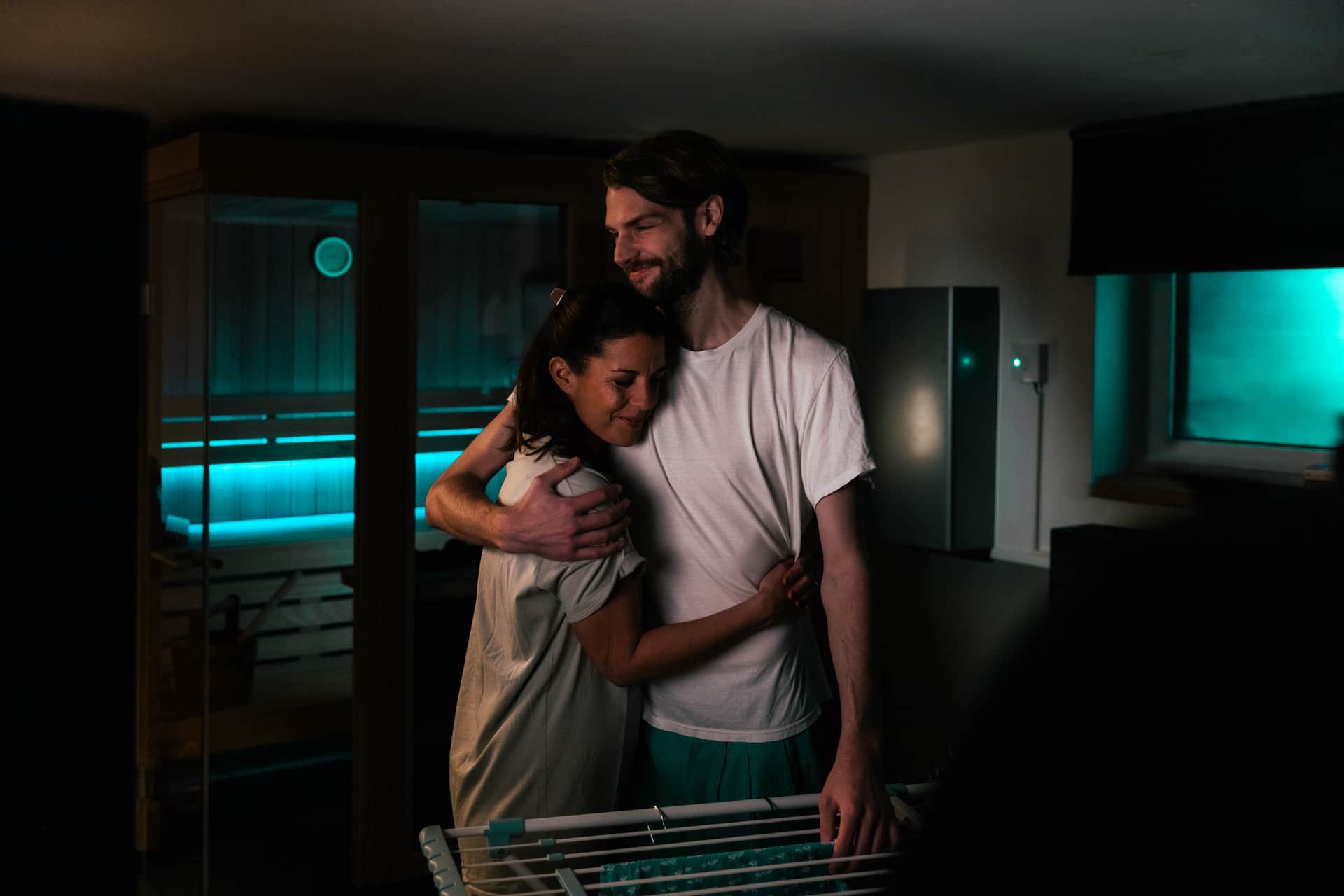 Pareja de noche usando energía reservada en batería solar