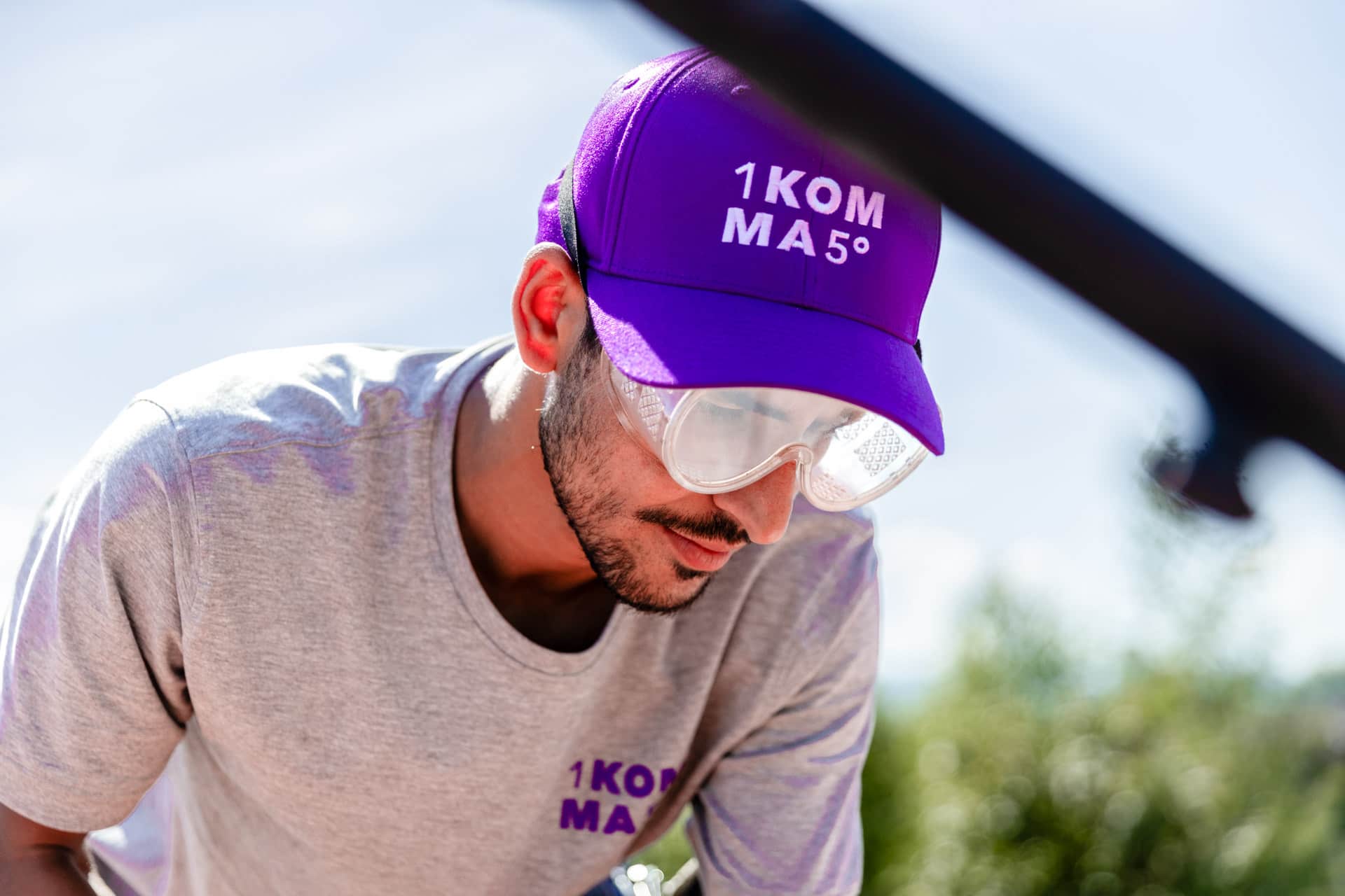 worker wearing 1komma5 shirt and hat