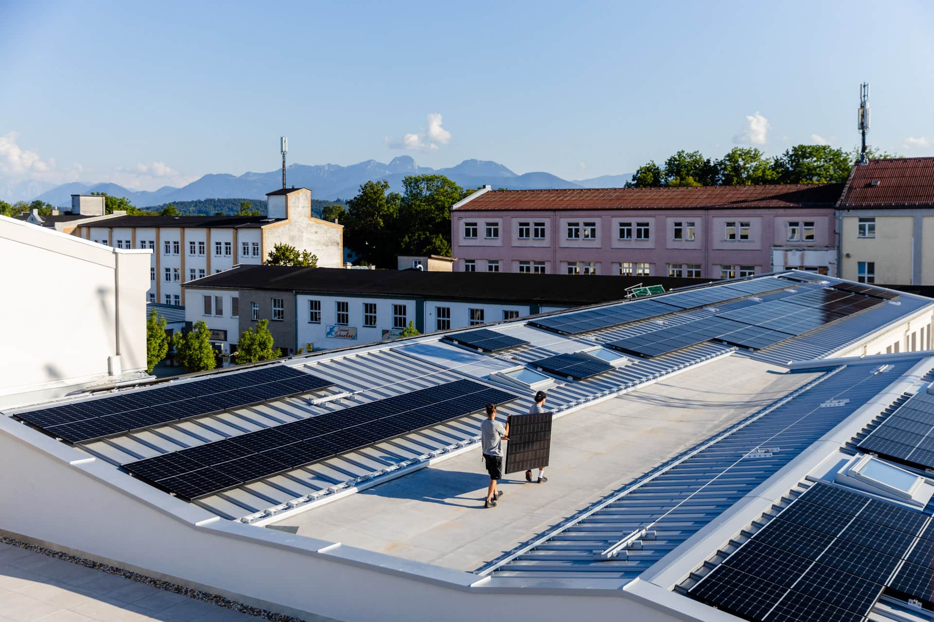Handwerker installieren große Solaranlage