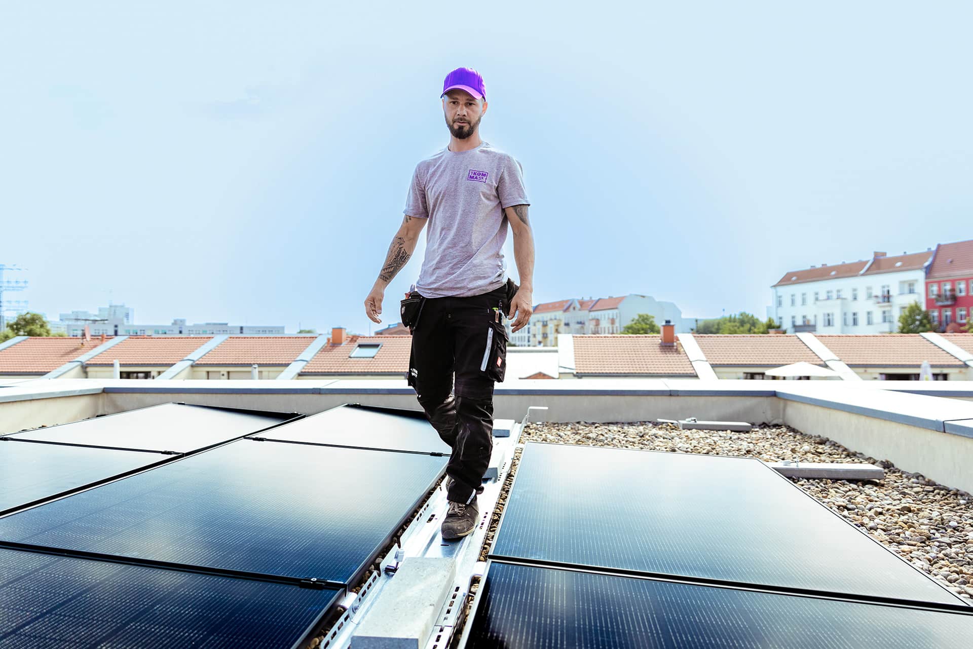 Modern villa i solnedgång med solceller på hustaket