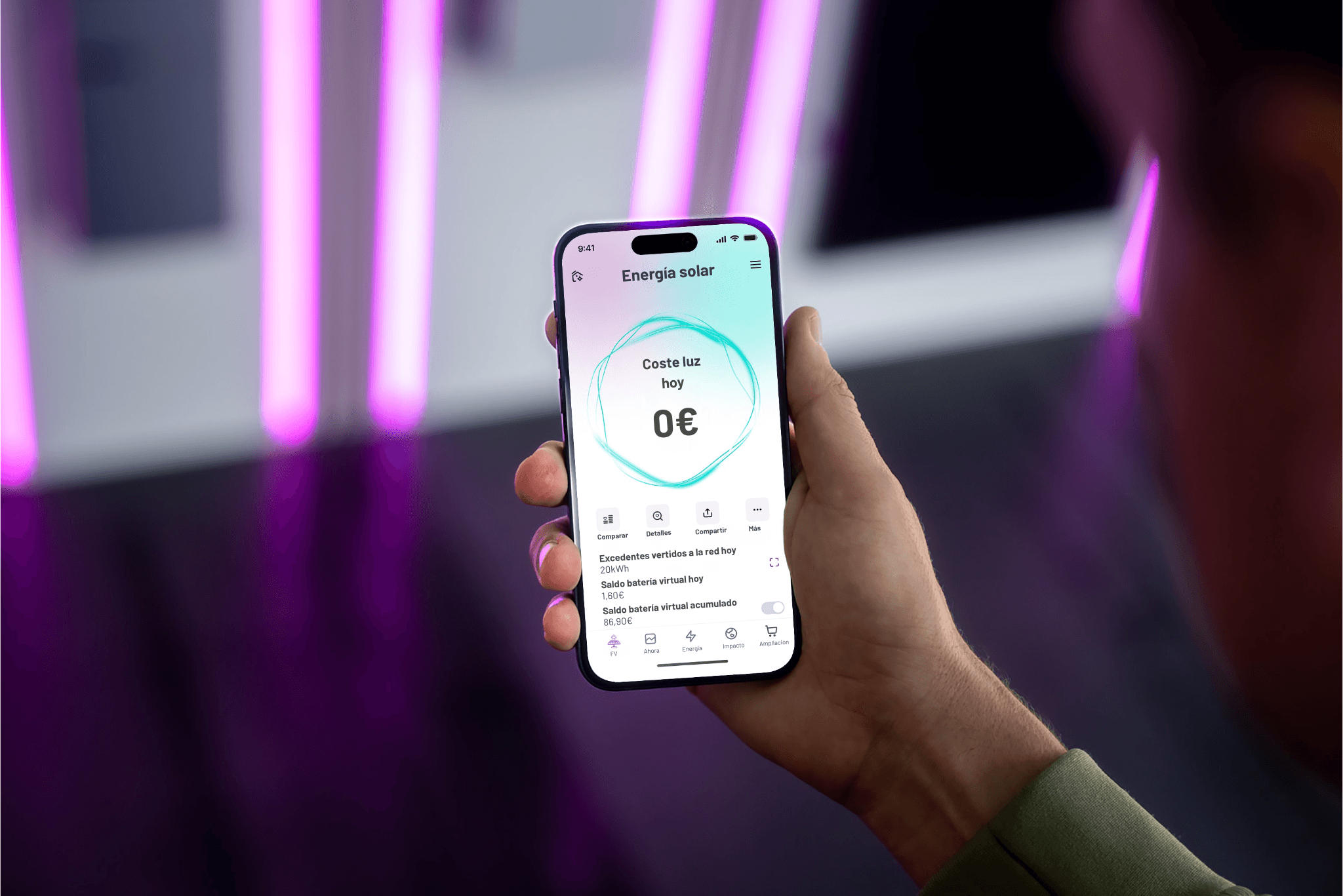 App de energía solar de un cliente de 1KOMMA5° mostrando el gasto de luz de 0€ durante un día, el vertido de excedentes a la red y la acumulación de saldo en la batería virtual.