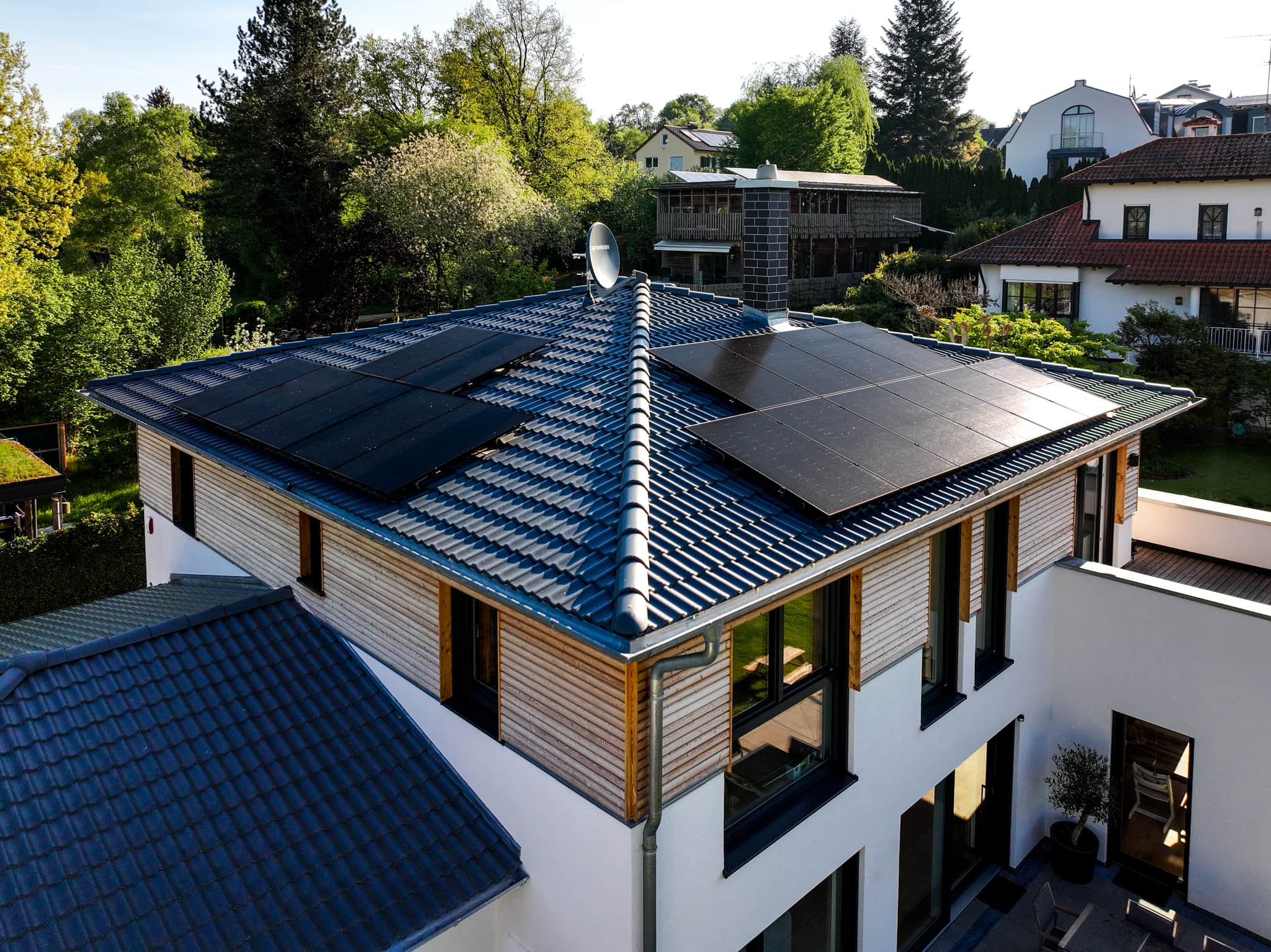 Modernes Haus mit Solaranlage in Augsburg.