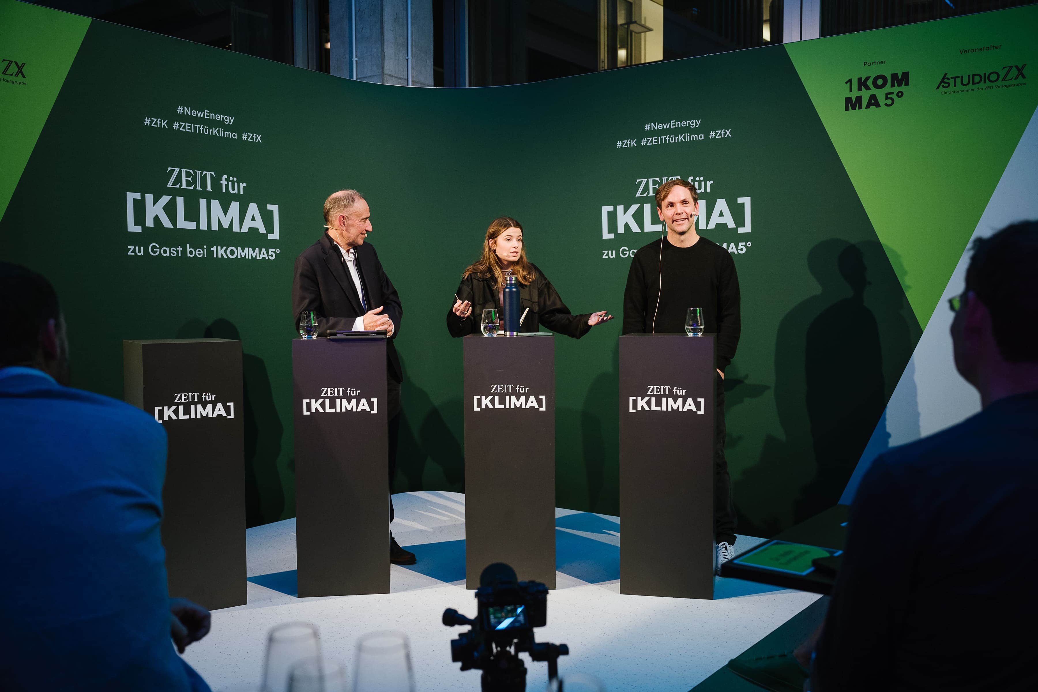 Moderator Dr. Uwe Jean Heuser im Austausch mit Aktivistin Luisa Neubauer und 1KOMMA5° CEO Philipp Schröder © Phil Dera für DIE ZEIT.