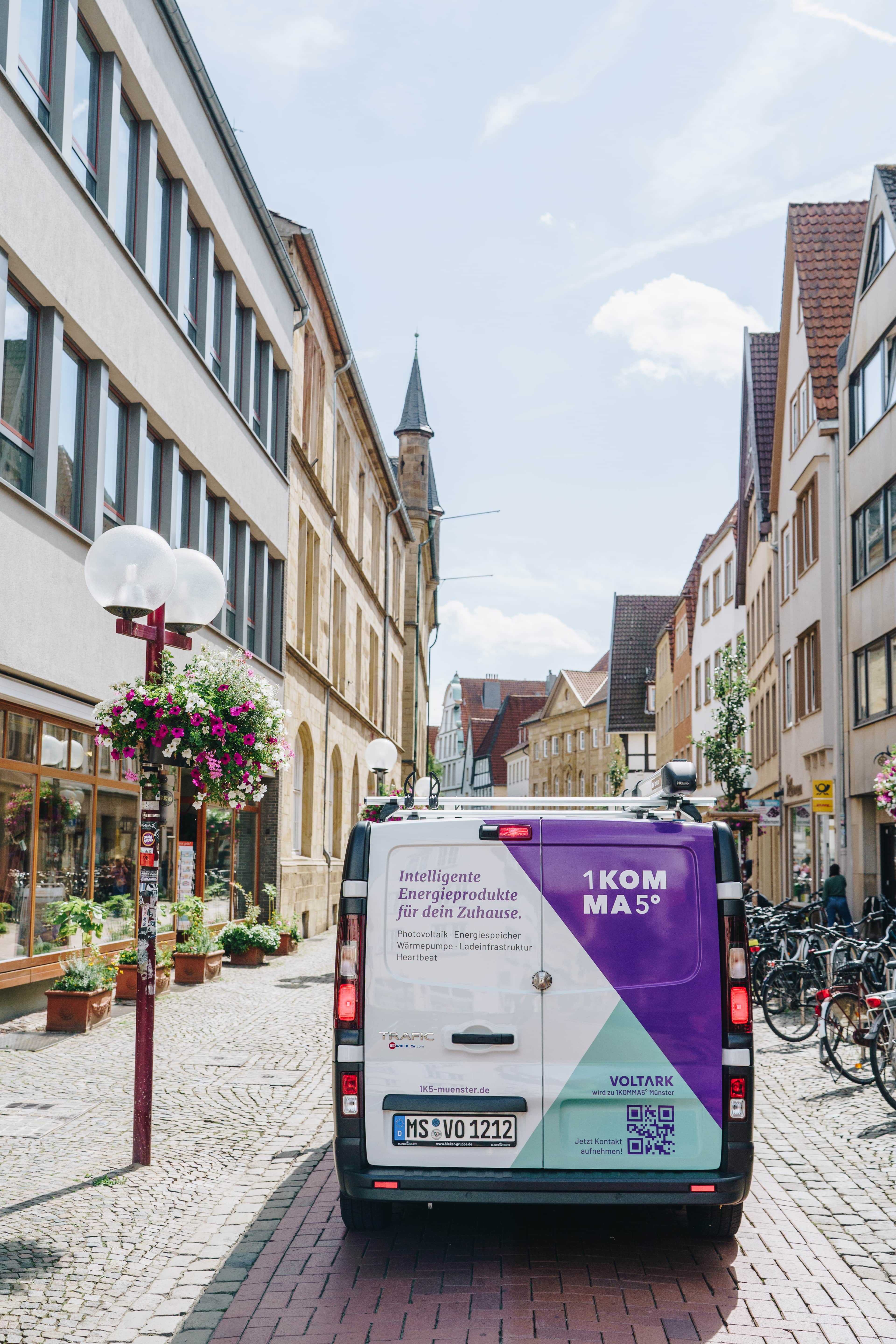 Techniker montiert präzise Solarmodule auf einem Dach in Osnabrück.