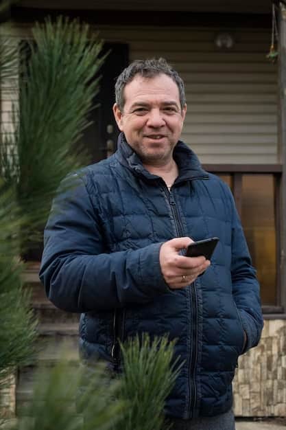 Juan, cliente satisfecho de 1KOMMA5° en Barcelona, delante de su sistema fotovoltaico.