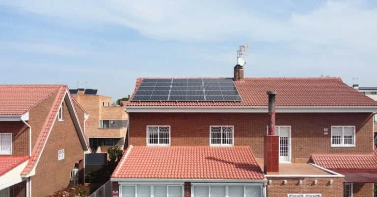 Instalación de autoconsumo solar residencial con placas solares 1KOMMA5° en Móstoles, Madrid.