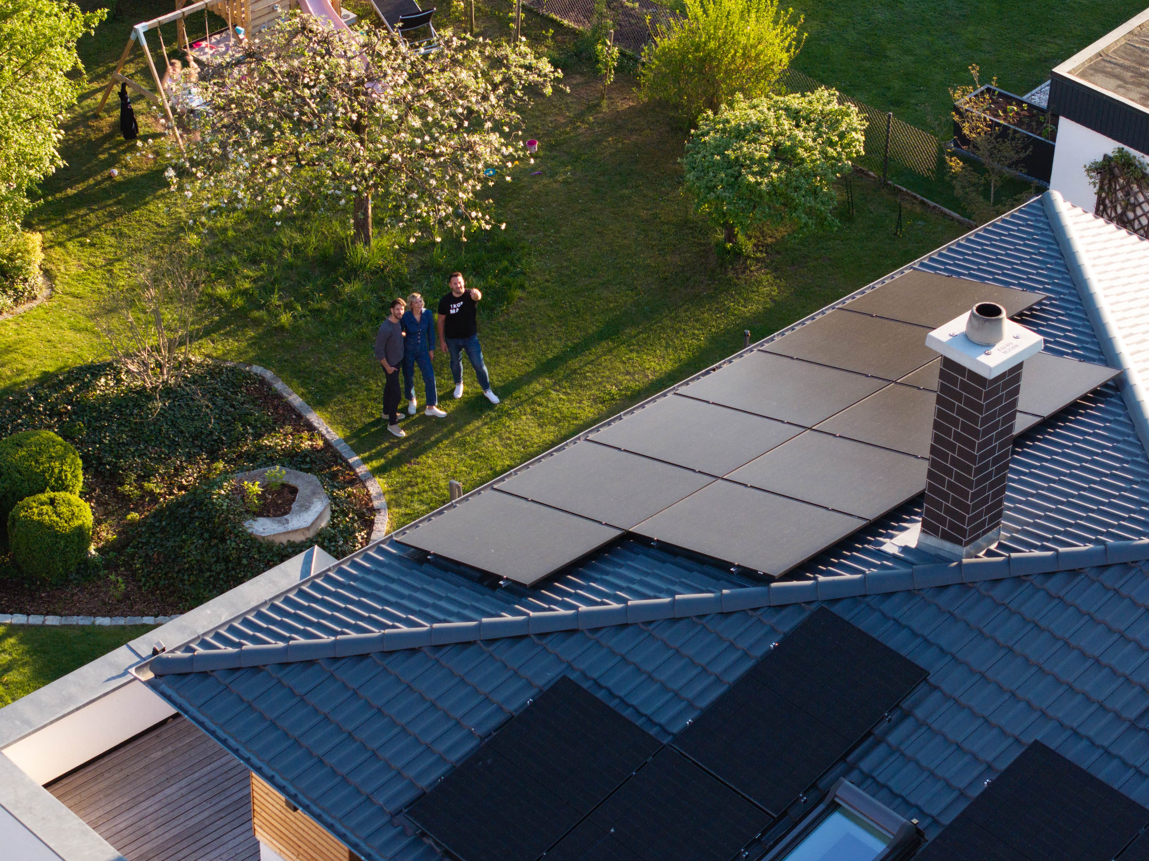 Mitarbeiter installiert Solarmodule auf einem Hausdach in Osnabrück.