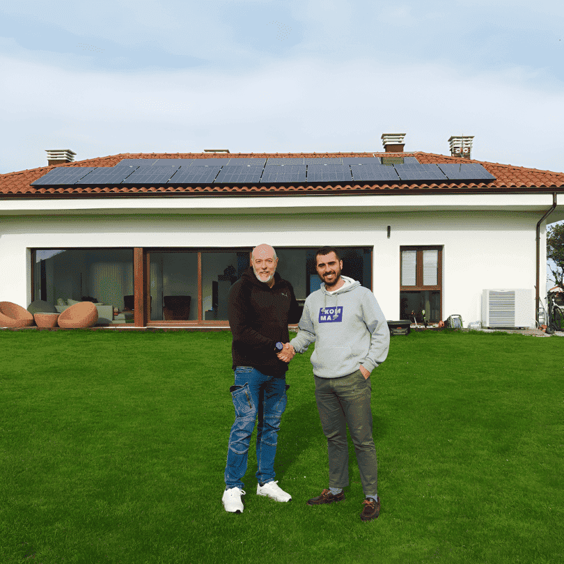 Andrés, cliente satisfecho de 1KOMMA5° en Mallorca, sonriendo frente a su instalación de placas solares
