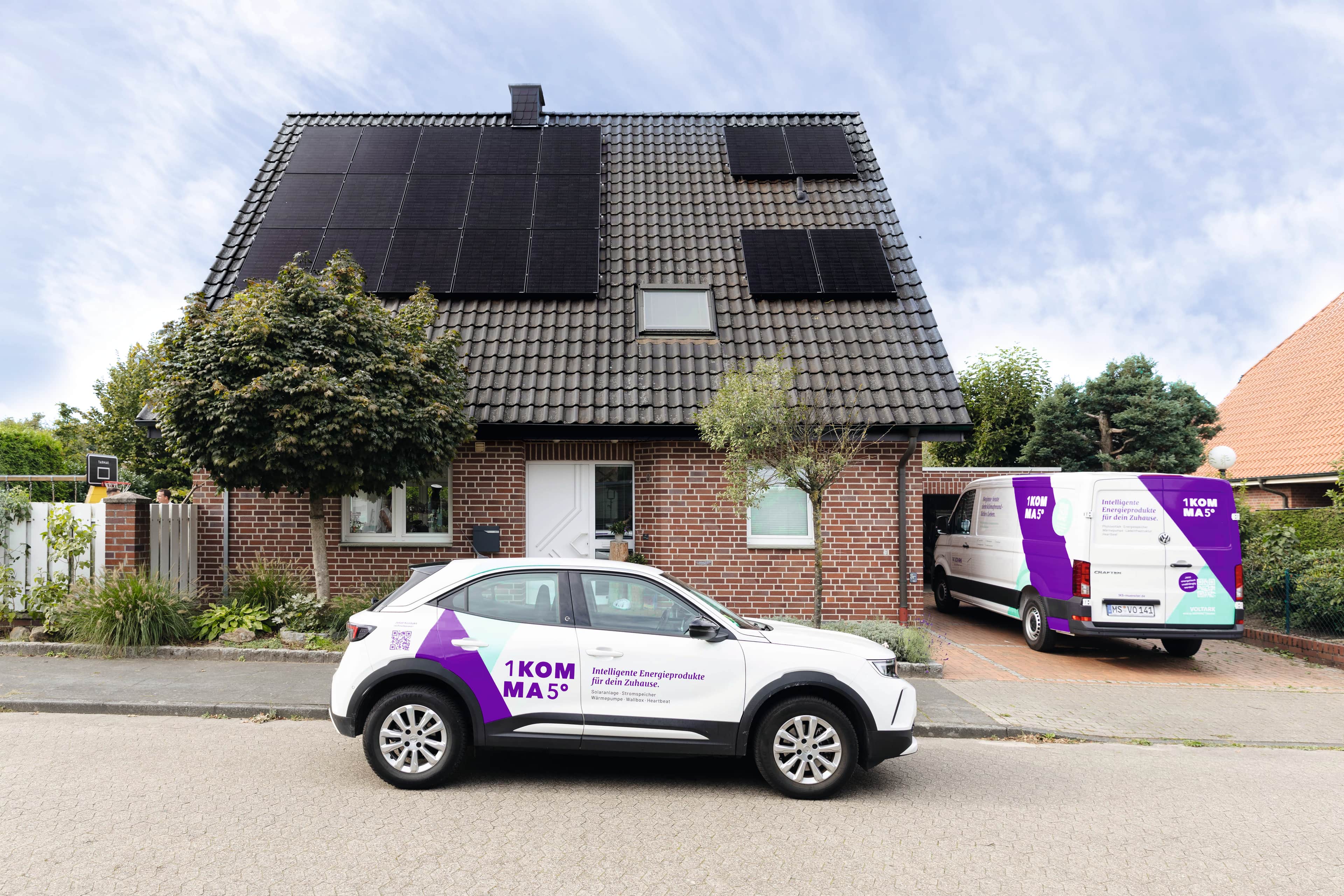 Casa moderna de 100 m2 con paneles de 1KOMMA5° solares en el tejado.